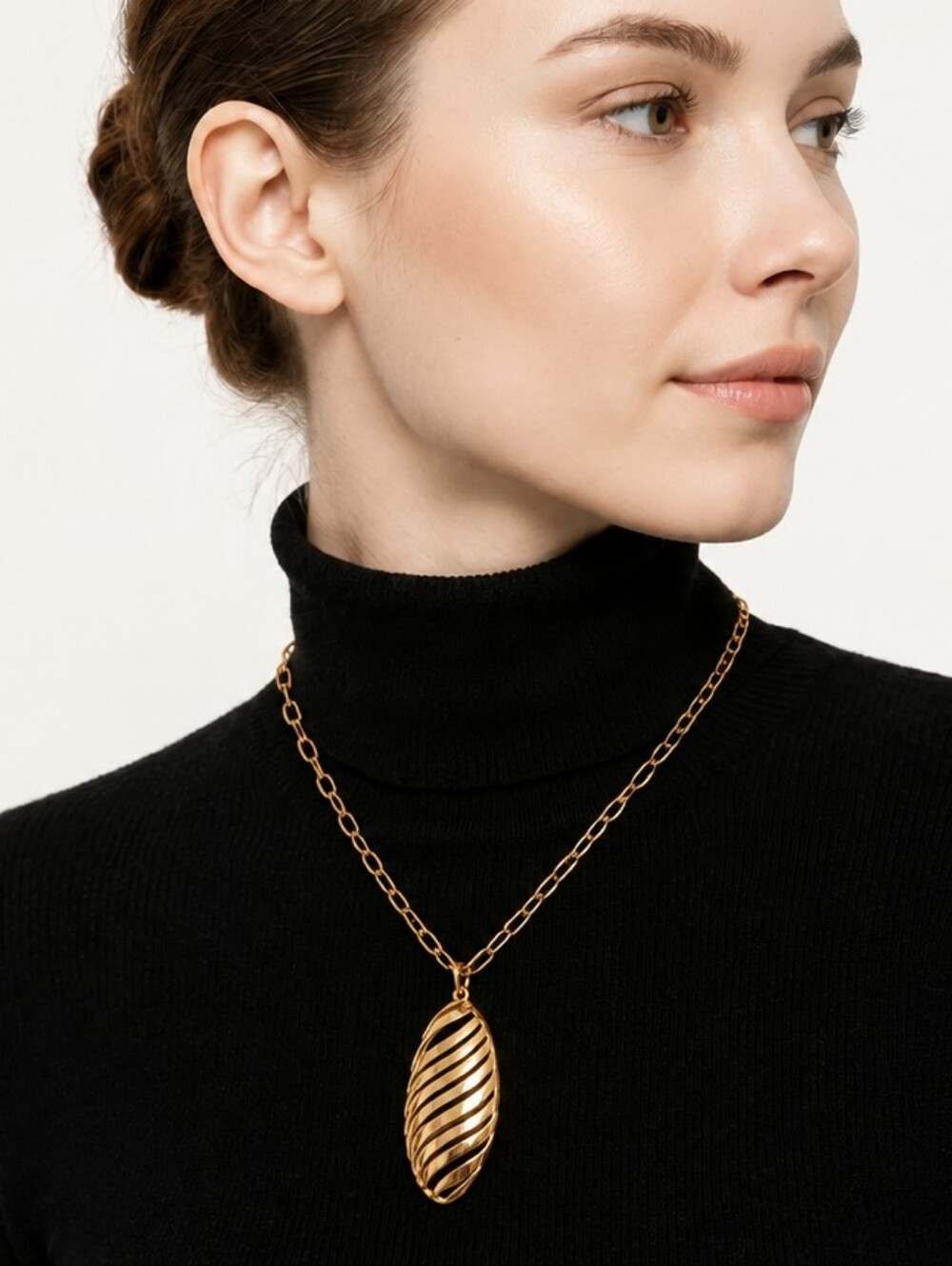 Mayamar Gold Openwork Oval Pendant Necklace & Gift Bag